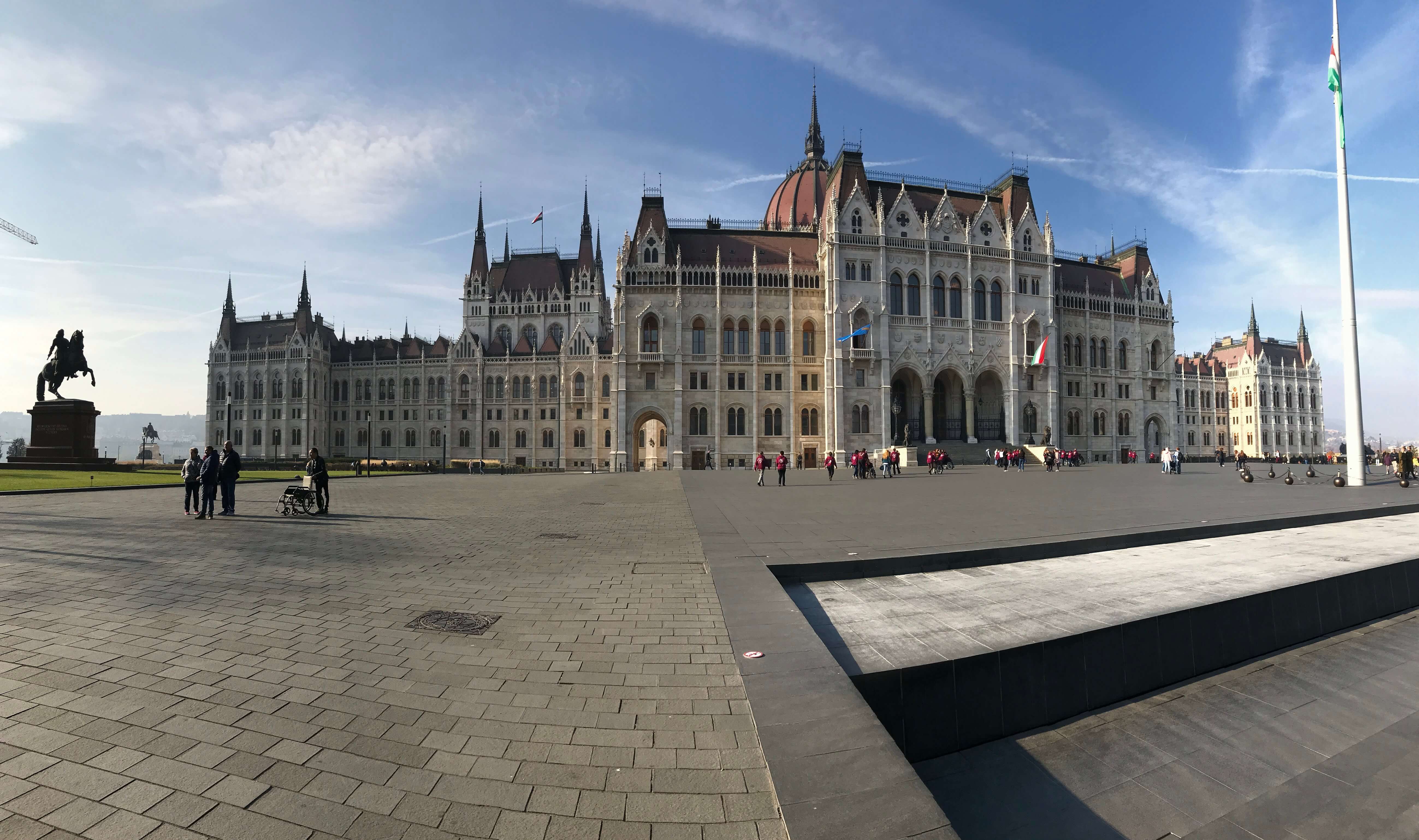 Write a script in Hungarian to speak the language